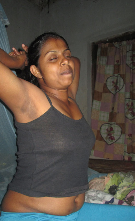 Dark Tamil girl blowjob pics