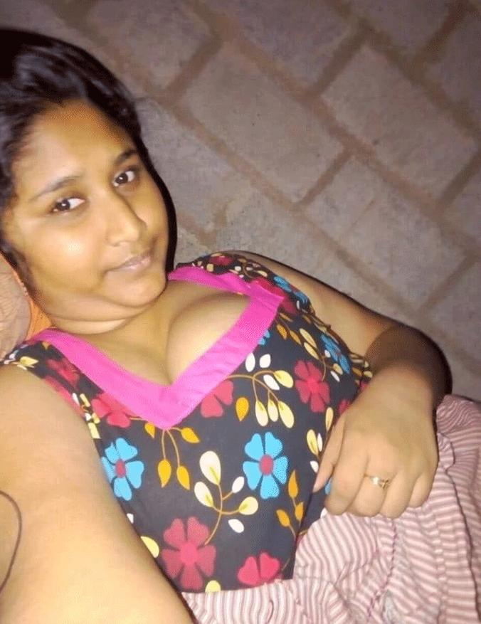 Hot Indian housewife big boobs selfie photos
